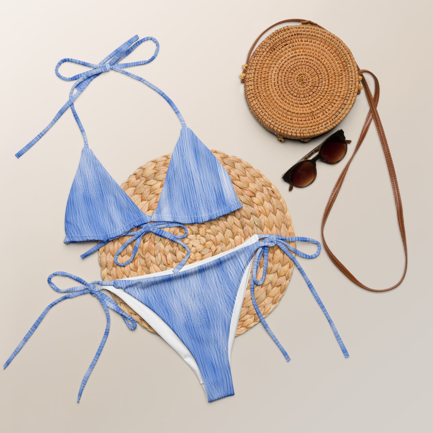 Bikini aus recyceltem Stoff mit hellblauen Schnürsenkeln
